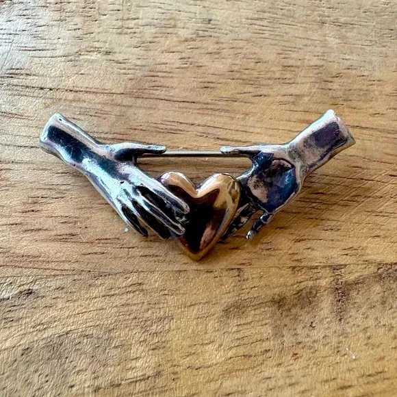 Unique artisan-made pin with gold heart held by two silver hands - Picture 3 of 15